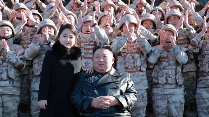 북한 김정은, 공개행사에 또 둘째딸 동행