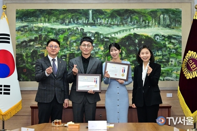 서울시의회, 한일수교 60주년 맞아 김경욱·사유리에 의장표창