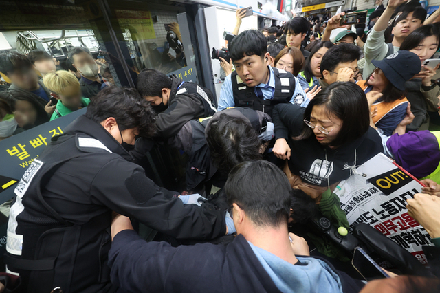 전장연, 출근길 지하철 탑승시위 재개…승강장 충돌·열차 지연