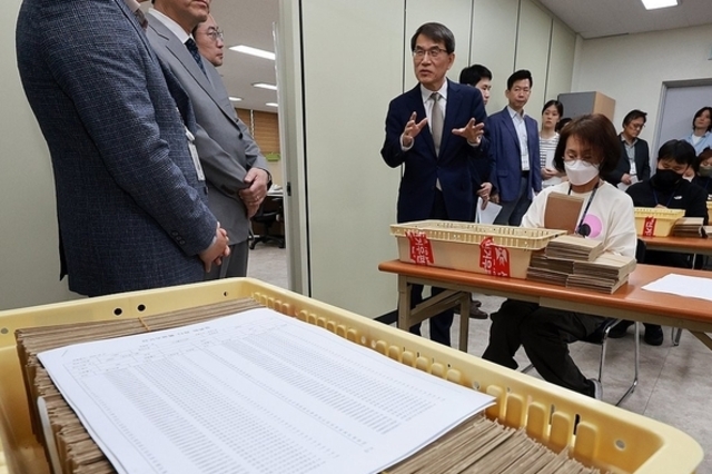 선관위, 관외사전투표 등 '우편투표' 접수…대선 당일까지 봉인