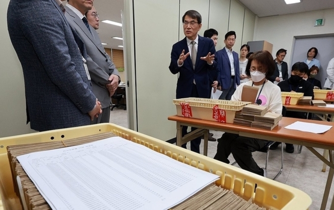 선관위, 관외사전투표 등 '우편투표' 접수…대선 당일까지 봉인