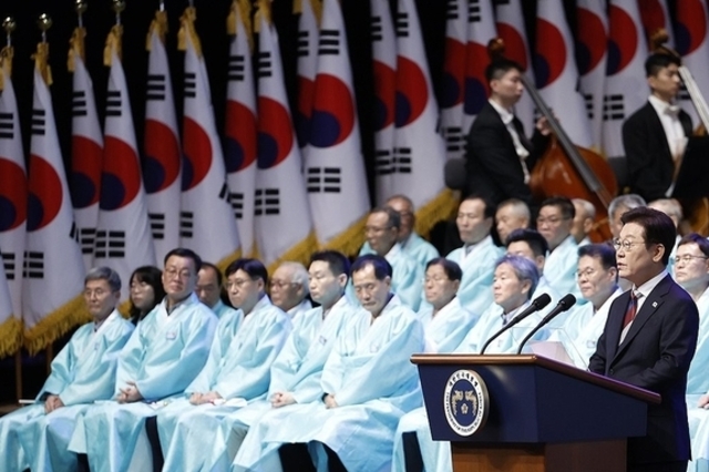 [속보] 李대통령 "日, 아픈 과거 직시하고 신뢰훼손 않도록 노력 기대"