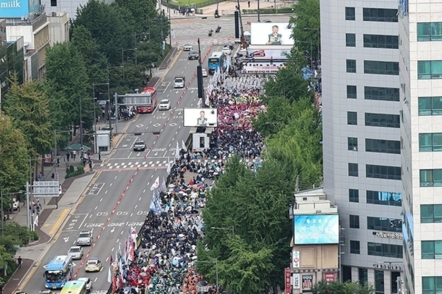 광복절 진보·보수 대규모 집회…1만여명 서울 도심 모여