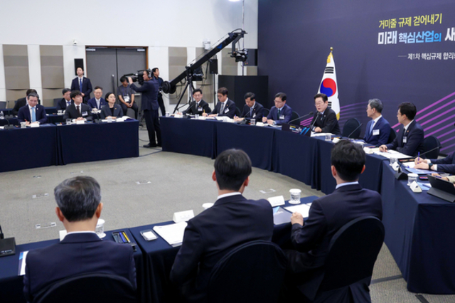 李대통령 "불합리하고 쓸데없는 규제, 대대적으로 고쳐야“