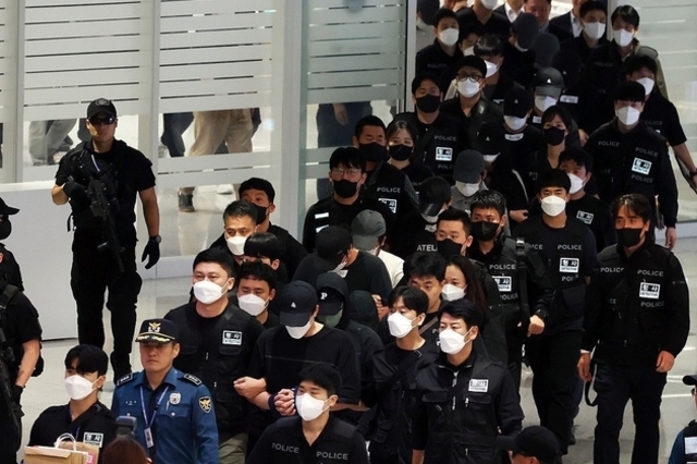 '캄보디아 구금' 한국인 64명 송환…수갑 채워 경찰 압송