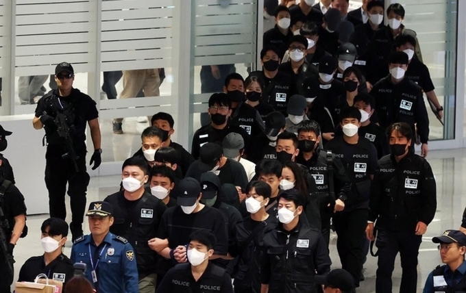 '캄보디아 구금' 한국인 64명 송환…수갑 채워 경찰 압송