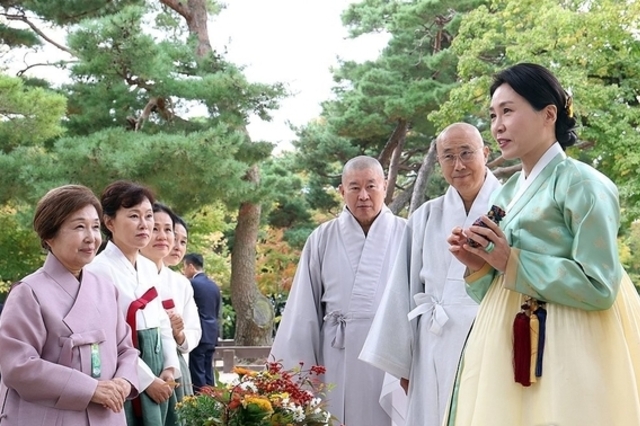 金여사, 정상 배우자들과 불국사 찾아…핫팩 든 福주머니 선물