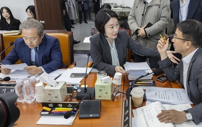 與 "정부 행정에 예비비 필요"…국힘 "前정부땐 왜 삭감했나"