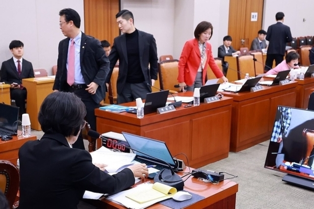 與, 허위조작정보근절법 유통금지조항 추가 논란에 "수정할 것"