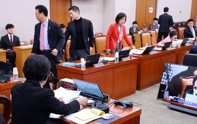 與, 허위조작정보근절법 유통금지조항 추가 논란에 "수정할 것"