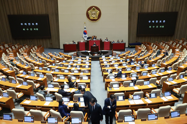 내란전담재판부 설치법, 국회 본회의 통과… 정통망법 상정, 필버 돌입