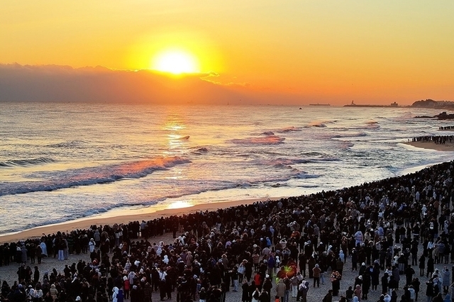 강추위에도 해맞이 명소 100만 인파..."붉은 말처럼 힘찬 한 해"