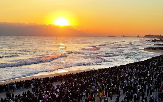 강추위에도 해맞이 명소 100만 인파..."붉은 말처럼 힘찬 한 해"