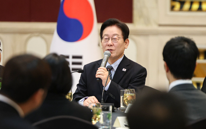 李대통령, "中서해구조물 일부 철수할 것… 공동수역 중간선 제안"