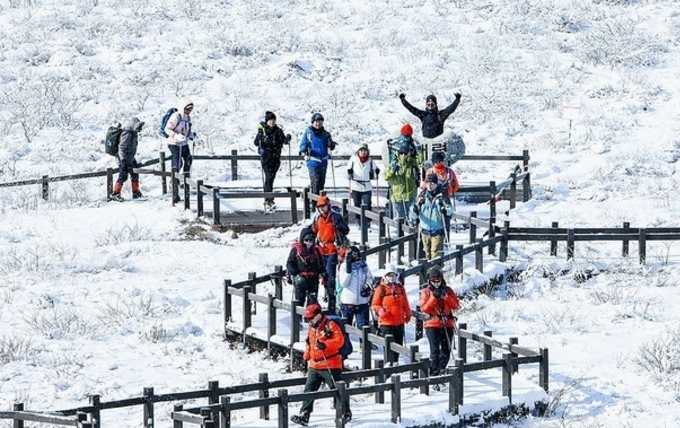 설산 트레킹 즐기는 산악회원들