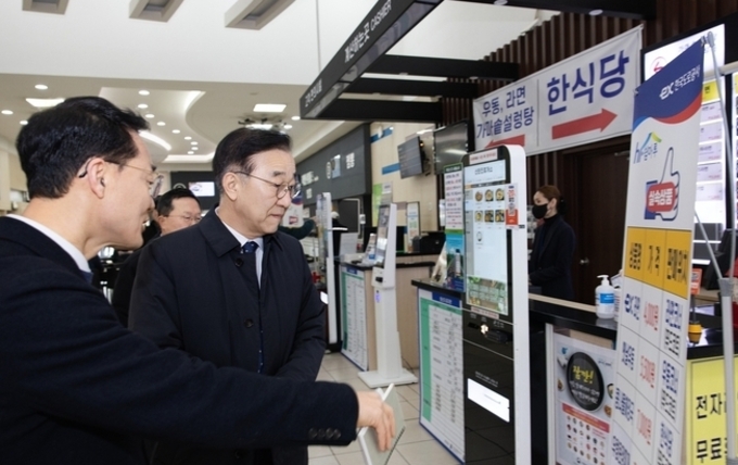 정부, '독과점' 고속道 휴게소 개선…국토장관 "비싸고 맛없어"