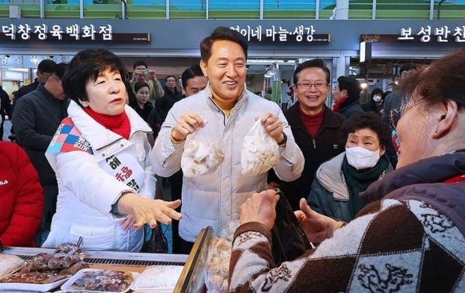 오세훈 서울시장, 설연휴 첫날 영등포전통시장 방문