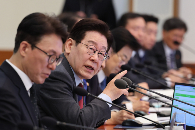 李대통령 "100조 규모 금융안정 조치 신속집행… 유류 최고가격 지정제 시행"