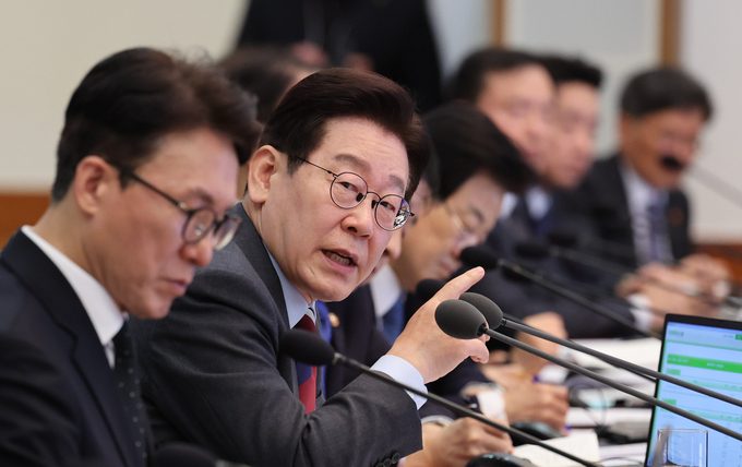 李대통령 "100조 규모 금융안정 조치 신속집행… 유류 최고가격 지정제 시행"