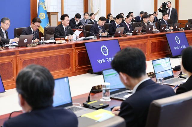 李대통령 "물가안정 시급… 석유 최고가격제·직접지원 등 속도"