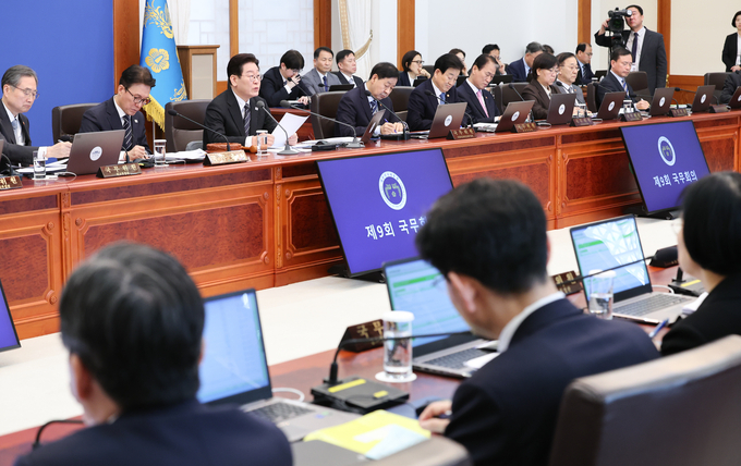 李대통령 "물가안정 시급… 석유 최고가격제·직접지원 등 속도"