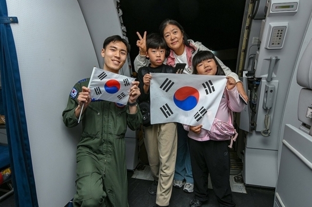 '사막의 빛' 작전…사우디서 軍수송기 타고 한국인 204명 대피