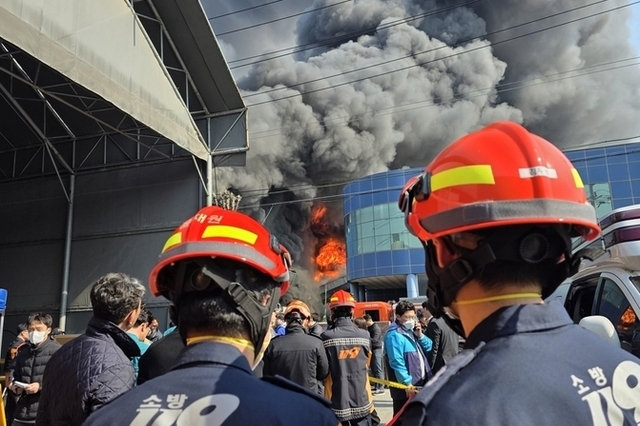 "까만 연기에 앞이 안 보여" 뛰어내리고 매달리고 긴박했던 대피