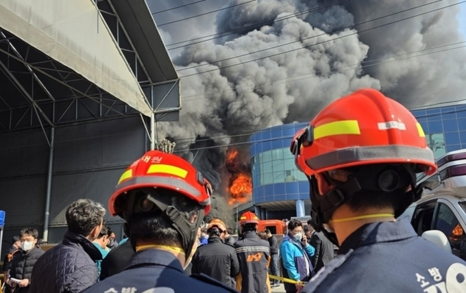"까만 연기에 앞이 안 보여" 뛰어내리고 매달리고 긴박했던 대피