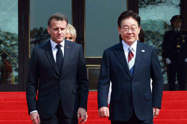 李대통령, 마크롱 만나… 佛 국기 상징 '삼색 넥타이'로 환영