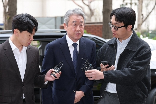 '억대금품수수' 강호동 농협회장 경찰출석…"성실히 조사받겠다"