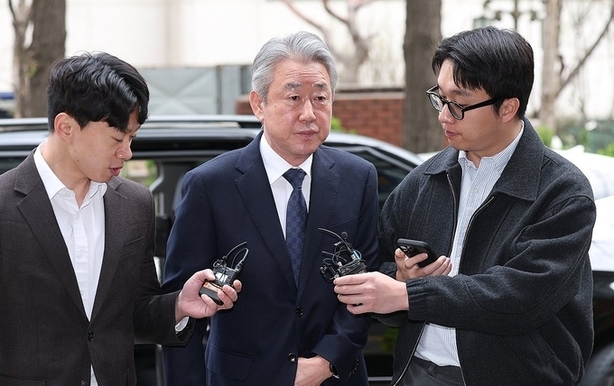 '억대금품수수' 강호동 농협회장 경찰출석…"성실히 조사받겠다"