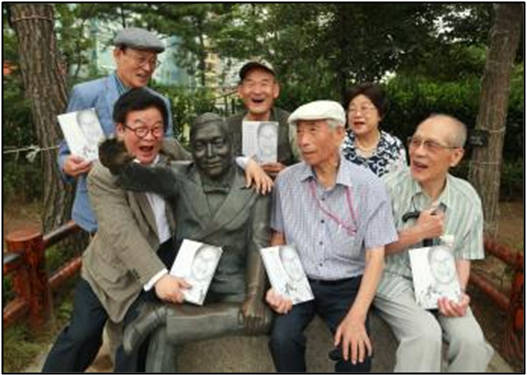 사진 앞줄 왼쪽부터 장광필(중구토박이회 고문, 장소팔 아들), 김성완(중구토박이회 회장), 옥영옥(중구토박이회 수석부회장), 뒷줄 왼쪽부터 노석호(중구토박이회 사무국장), 전기홍(중구토박이회 이사), 이영자(중구토박이회 감사)