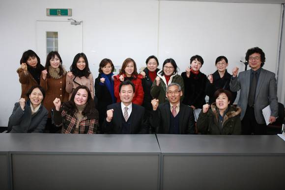 박겸수 강북구청장이 학교 관계자 및 서라벌 중학교 학부모들과 간담회 후 교육 발전을 위한 힘찬 파이팅을 외치고 있다.