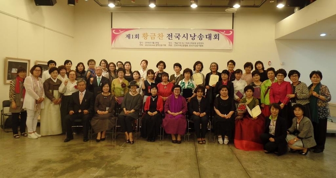 홍금자회장이 관계자들과 단체 기념촬영을 하고 있다. 