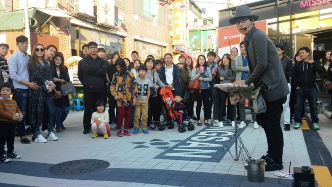 베트남 퀴논길에서 마술 공연이 진행중이다.