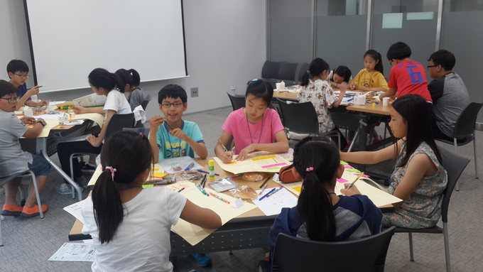 서울시 어린이기자 간담회에 참여하고 있는 어린이기자들의 모습 