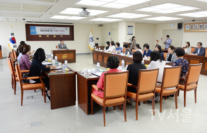 유덕열 구청장이 방문민원평가단 위촉장 수여식에서 평가단을 격려하고 있다.