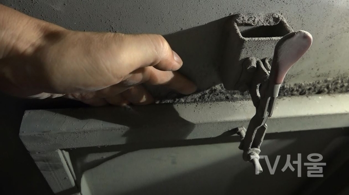 방지시설 벌어진 문 틈으로 외부공기 유입해 오염도를 낮추어 배출하고 있다