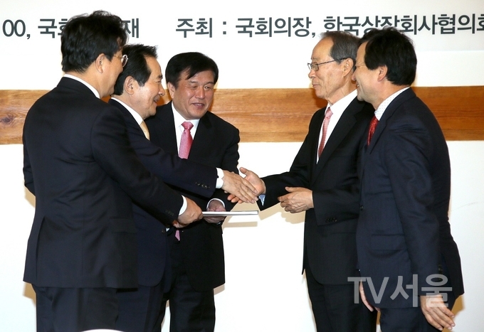 정의장이 건의서를 전달받고 있다