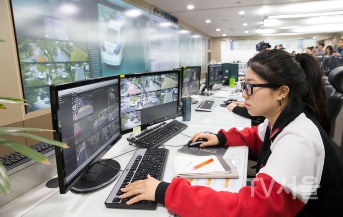 은평 U-City관제센터 방범용CCTV 실시간 관제업무 수행 모습