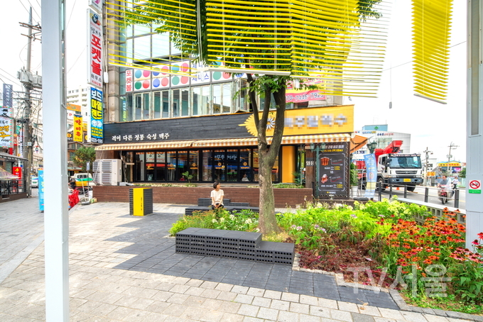 아름다운 꽃밭이 된 관악구 서원동 마을마당.