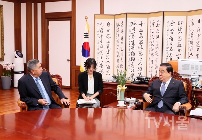 문희상 의장과 쿵 단 이사장이 대화하고 있다.