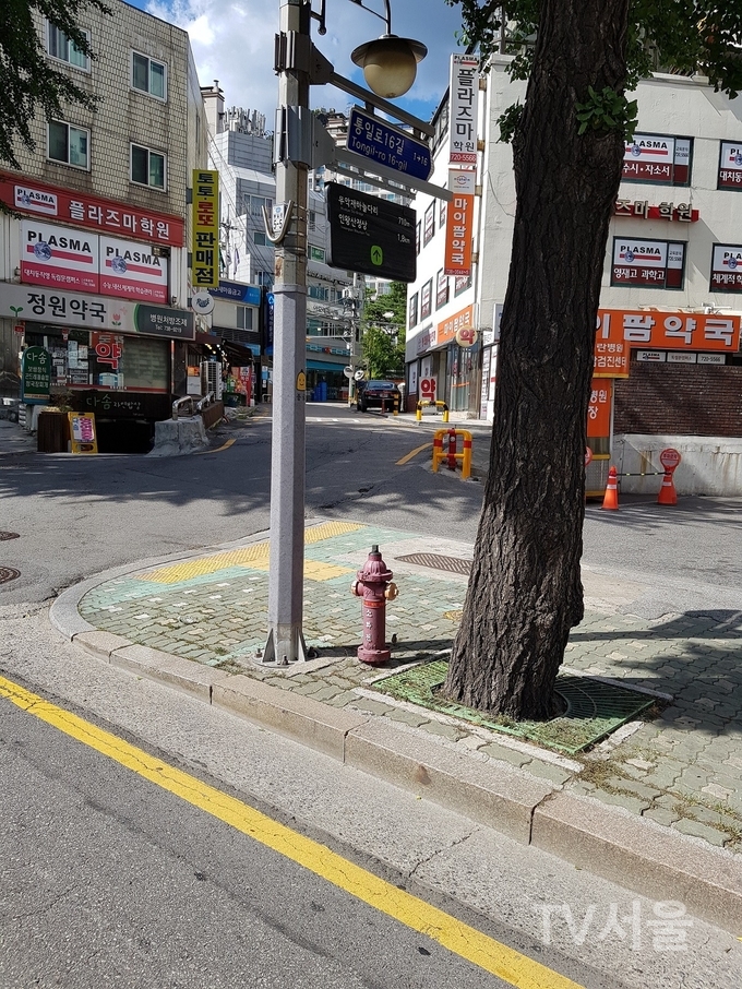 통일로16길 진입도로 개선 작업 전의 모습.