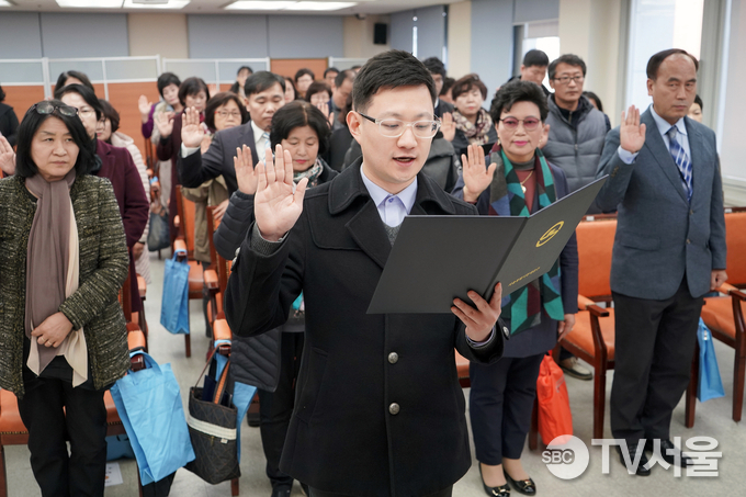선서하는 명예사회복지공무원들.