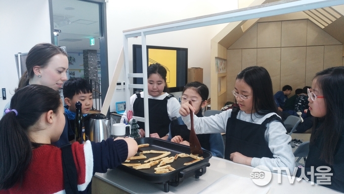 츄러스를 만들고 있는 아이들.