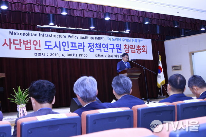 강감찬 초대 이사장이 인사말을 하고 있다.