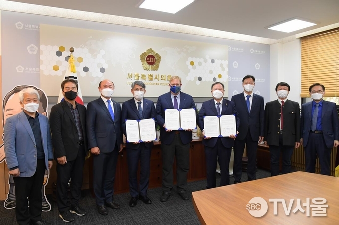 김인호 의장이 업무협약식 후 관계자들과 기념 촬영.