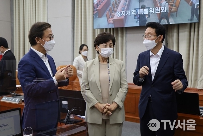 남인순 위원장이 전재수·김상훈 간사와 의견을 나누고 있다.