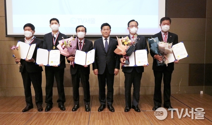 김용숙 회장이 광역의원 부문 의정대상 수상자들과 기념 촬영.