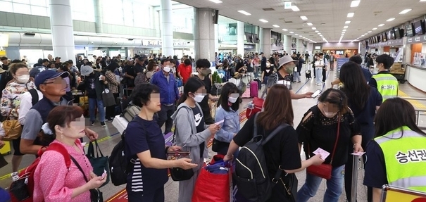 섬으로 떠나는 피서객들, 북적이는 인천연안여객터미널 섬으로 떠나는 피서객들, 북적이는 인천연안여객터미널
